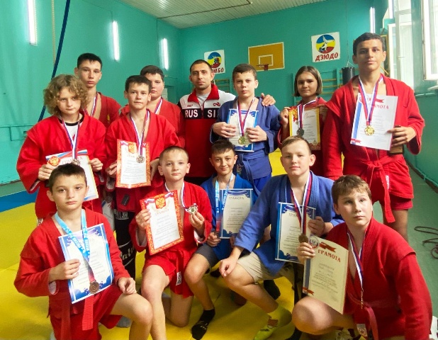 Целую россыпь медалей завоевали миллеровские самбисты на турнире в Новочеркасске