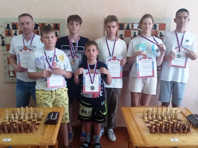 В воскресенье 21 июня в шахматном клубе филиала РГЭУ (РИНХ) в г. Миллерово прошел праздничный шахматный турнир, посвященный Международному дню шахмат